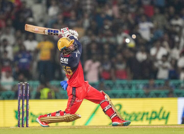 जितेश ने 16वें ओवर में अर्शदीप सिंह के खिलाफ एक छक्का और एक चौका लगाया. इसके बाद 17वें ओवर में काइल जैमिसन की जितेश ने तगड़ी पिटाई की. जितेश ने जैमिसन की पहली दो गेंदों पर ताबड़तोड़ छक्के लगाए.