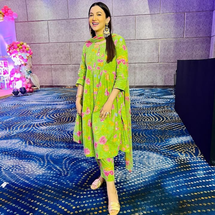 गौहर का प्रिंटेड सूट में ये लुक बेहद अट्रैक्टिव दिख रहा है. उनके इस तरह के प्रिंटेड सूट से आप भी इंस्पायर हो सकती हैं.