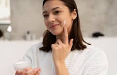 बारिश के पानी से स्किन हो सकती है खराब, इन 6 तरीकों से त्वचा को रखें बरसात में सुरक्षित