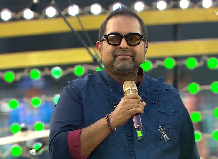 महादेवन त्यांचे पुत्र शिवम आणि सिद्धार्थ महादेवन यांच्यासोबत स्टेजवर होते.