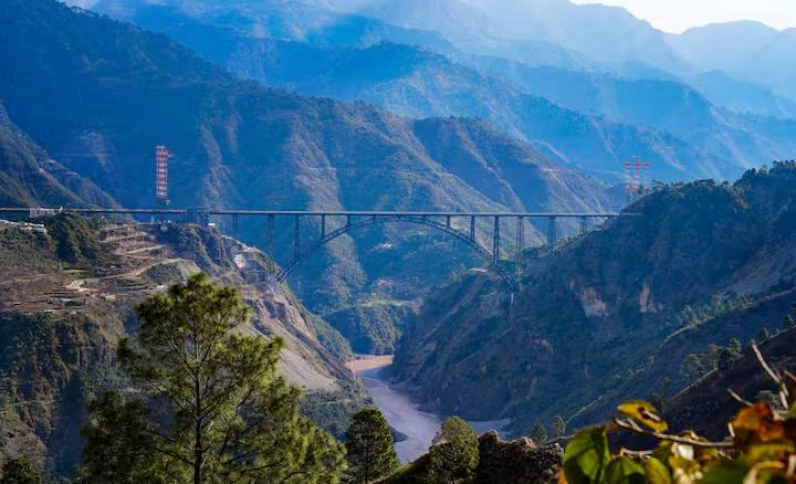 केंद्र सरकारनं या योजनेसाठी 42 हजार कोटी रुपयांहून अधिक रुपयांची गुंतवणूक केली आहे. एनडीटीव्हीच्या रिपोर्टनुसार या मार्गाचा 90 टक्के भाग 943 पुलांचा आणि 36 बोगद्यांचा आहे. यामध्ये T-50 चा देखील समावेश आहे. हा भारतातील सर्वात लांबीचा रेल्वे बोगदा आहे. त्याची लांबी 12.77 किलोमीटर इतकी आहे.