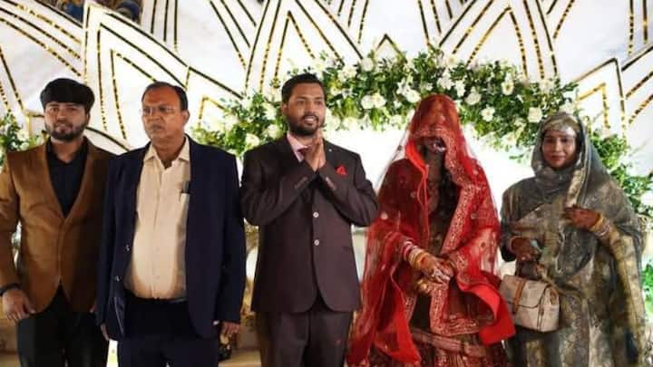সূত্র অনুসারে জানা যাচ্ছে খান স্যারের স্ত্রী এ এস খান সম্ভবত পেশায় বিহারের সিওয়ানে কর্মরত একজন সরকারি আধিকারিক।