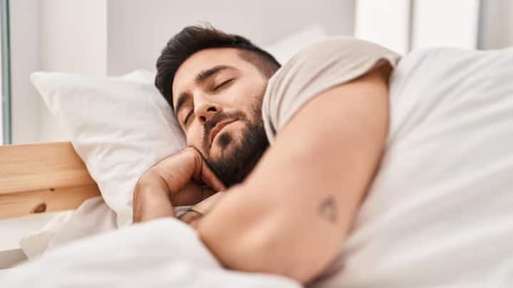 এক্ষেত্রে পরিকল্পনা মাফিক এগনো যায়। কোথাও যাওয়ার কথা থাকলে, কোনও দিন বেশি রাত পর্যন্ত কাজ করার কথা থাকলে, সেই মতো হিসেব কষে নিন। আগেই বেশি ঘুমিয়ে নিন। ফলে পরে জাগতে হলেও সমস্যা হবে না।