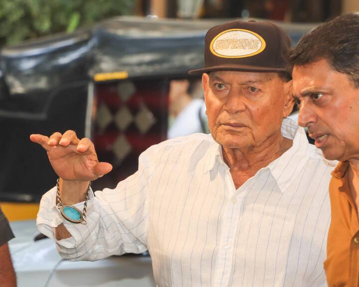 इस मौके पर सलमान खान के पिता और वरिष्ठ स्क्रिप्ट राइटर सलीम खान भी श्रद्धांजलि देने पहुंचे.