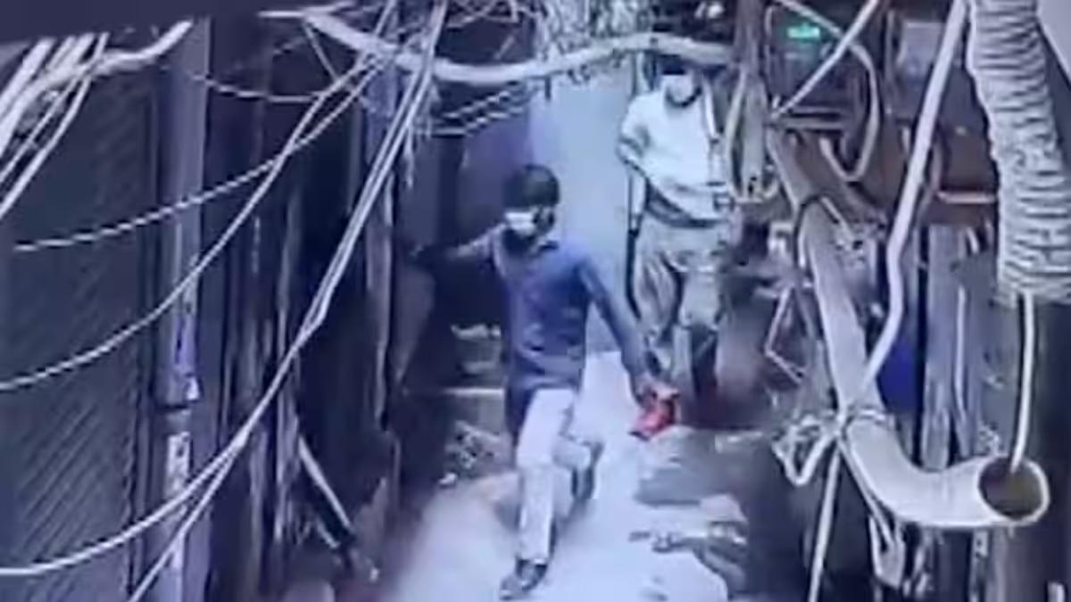 Watch: दिल्ली के चांदनी चौक में कारोबारी से दिनदहाड़े 35 लाख रुपये की लूट, चलीं गोलियां