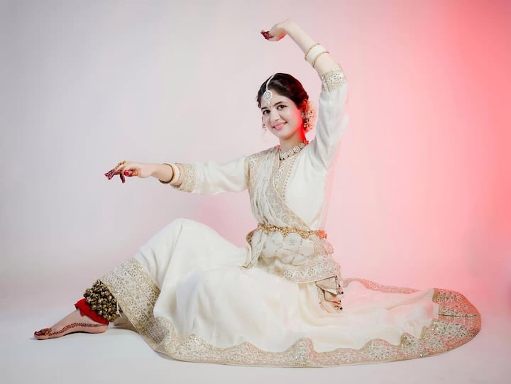 आज हर्षाली एक्टिंग से दूर हैं, लेकिन सोशल मीडिया पर खासी एक्टिव हैं. जहां वो अपने लुक और अदाओं से फैंस को दीवाना बनाए रखती हैं.