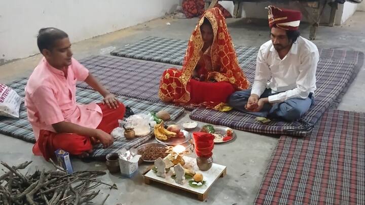 एक दिन अचानक युवती अपने प्रेमी के घर पहुंच गई और शादी की जिद पर अड़ गई. युवती के इस फैसले से उसका परिवार नाराज हो गया और पिता मौके से चले गए.