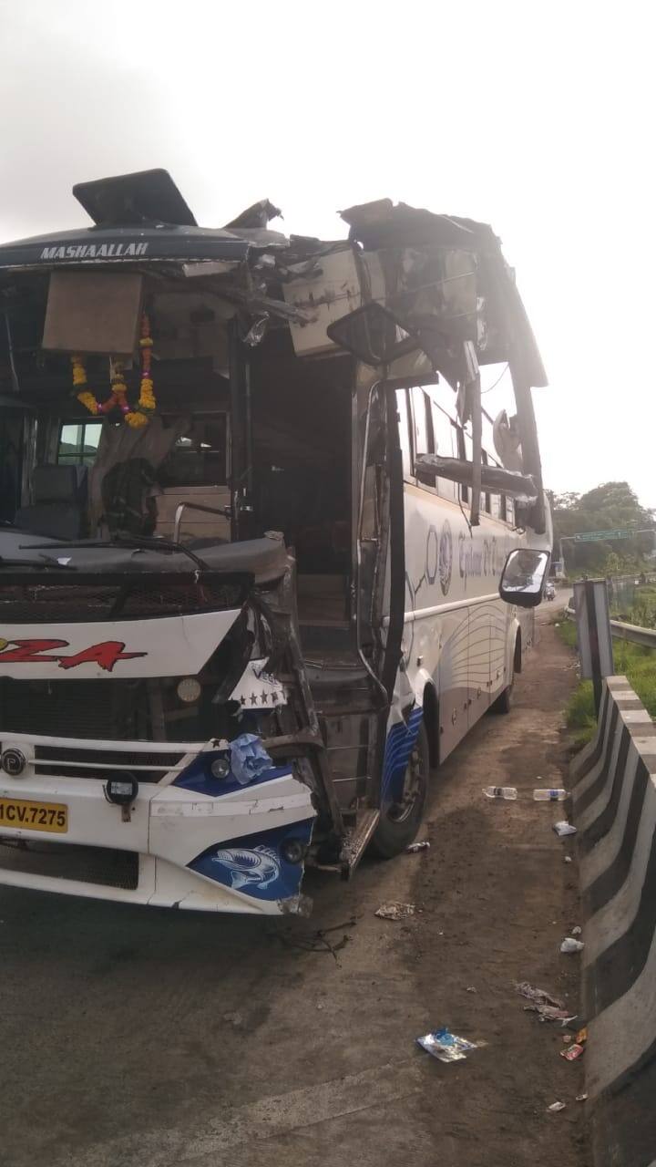 दरम्यान, अशीच एक अपघाताची घटना मुंबई-गोवा महामार्गावर घडली असून यात खाजगी बस आणि ट्रकमध्ये भीषण अपघात झाला आहे.