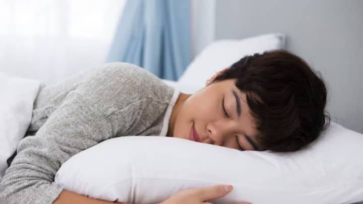 পরিসংখ্যান বলছে, প্রতি তিন জন প্রাপ্তবয়স্ক মানুষের মধ্যে একজন দিনে ৭-৯ ঘণ্টা ঘুমাতে পারেন না। শরীর যেমন ভেঙে পড়ে তাঁদের, তেমনই মানসিক স্বাস্থ্যের উপরও প্রভাব পড়ে।