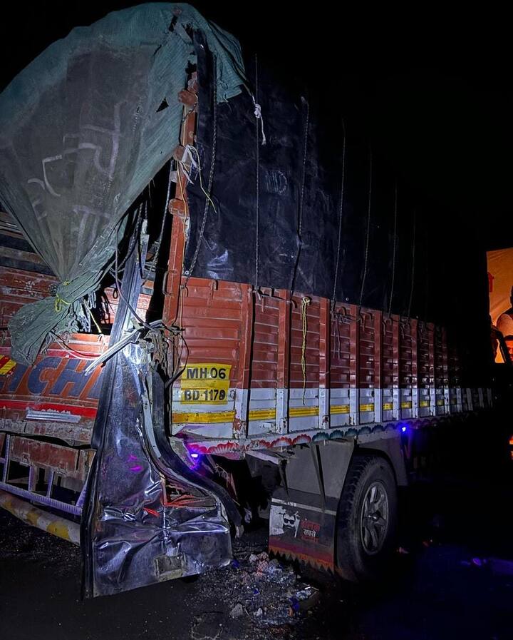 अतिवेगात असताना खासगी ट्रॅव्हल बसची आयसर टेम्पोला मागून जोरदार धडक बसल्याने हा अपघात घडला असून या अपघातात बसचे मोठे नुकसान झाल्याचे बघायला मिळते आहे.