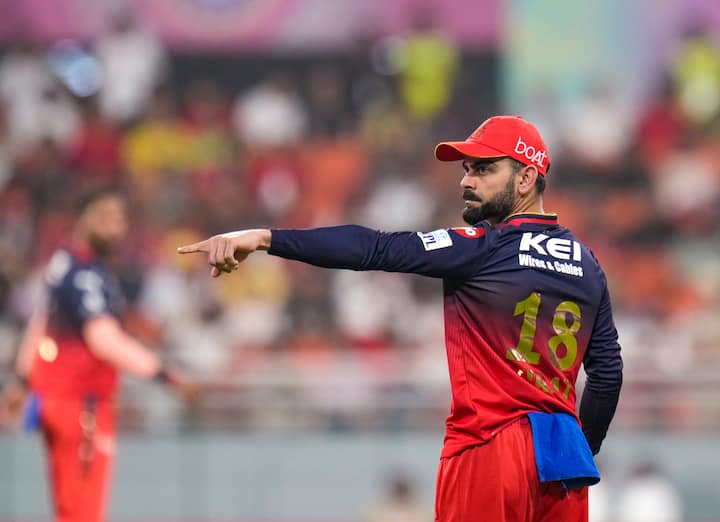 यहाँ ipl में सबसे अधिक सीमाओं के साथ खिलाड़ियों की अद्यतन सूची है: विराट कोहली - 769*, शिखर धवन - 768, डेविड वार्नर - 663, रोहित शर्मा - 640