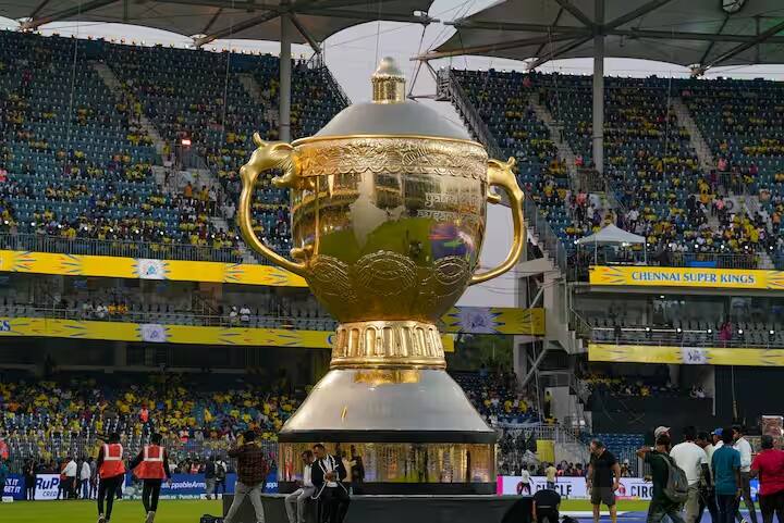 આ IPL ટ્રોફીને વધુ સુંદર બનાવવા માટે, તેના પર સોનાનો પડ લગાવવામાં આવ્યો છે, અને વિજેતા ટીમોના નામ પણ તેના પર કોતરવામાં આવ્યા છે.