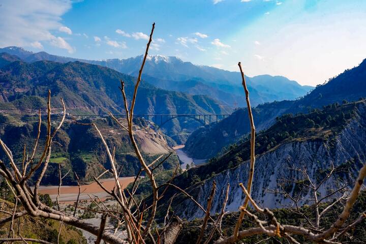 यह घाटी के व्यापारियों, जिसमें सेब उत्पादक भी शामिल हैं उनके लिए भी एक वरदान है, जो अब एक दिन के अंदर अपना माल दिल्ली भेज सकेंगे.
