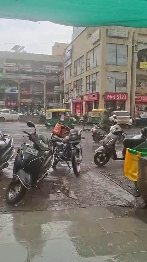 अगर बारिश लंबे समय तक जारी रहती है या भारी होती है, तो मैच शुरू होने में देरी हो सकती है या स्थिति ज्यादा गंभीर होने पर मैच रद्द भी हो सकता है। हालांकि, फैंस उम्मीद कर रहे हैं कि बारिश थम जाएगी और वे आईपीएल के रोमांचक फाइनल मैच का लुत्फ उठा सकेंगे।