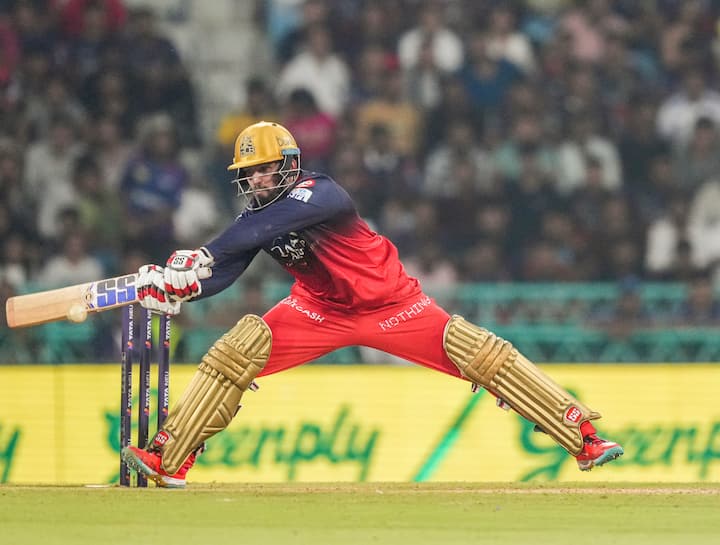 जितेश 15वें ओवर में क्रीज पर आए, तब आरसीबी का स्कोर 131 रन था. ऐसा लग रहा था कि आरसीबी का 200 के स्कोर तक पहुंचना मु्श्किल हो जाएगा. लेकिन जितेश ने आते ही सारा समीकरण बदल दिया.