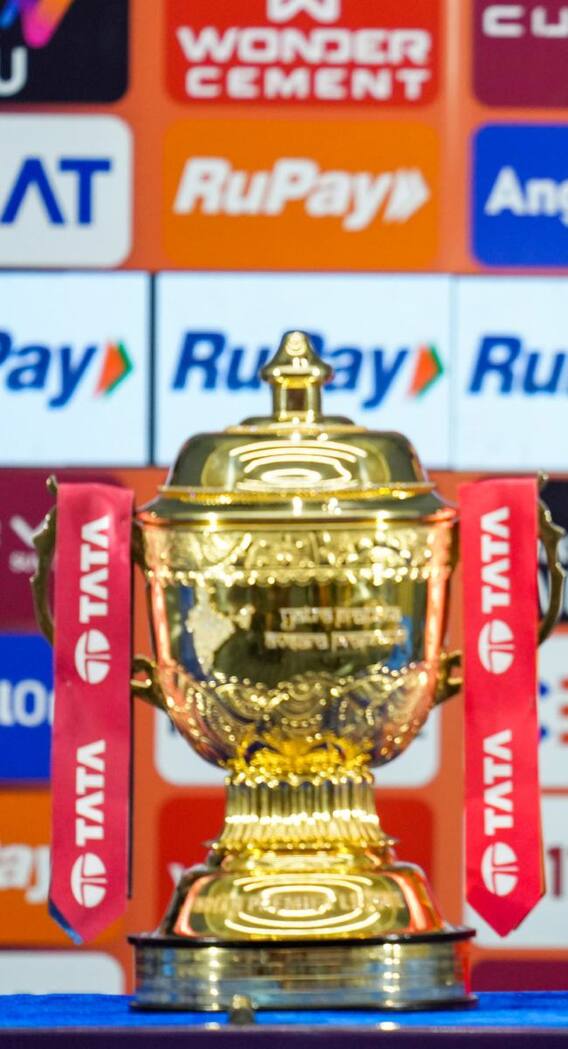 IPL की ट्रॉफी को किसने डिजाइन किया है?