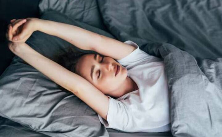 ਕਈ ਵਾਰ ਅਸੀਂ ਸਵੇਰੇ ਉੱਠਦਿਆਂ ਹੀ ਥਕਾਵਟ, ਸੁਸਤੀ ਜਾਂ ਅਜੀਬ ਮਹਿਸੂਸ ਕਰਦੇ ਹਾਂ ਅਤੇ ਇਸਨੂੰ ਸਿਰਫ਼ ਨੀਂਦ ਦੀ ਕਮੀ ਜਾਂ ਤਣਾਅ ਸਮਝ ਕੇ ਨਜ਼ਰਅੰਦਾਜ਼ ਕਰ ਦਿੰਦੇ ਹਾਂ। ਪਰ ਇਹ ਲੱਛਣ ਸਰੀਰ ਦੇ ਅੰਦਰ ਚੱਲ ਰਹੀ ਥਾਇਰਾਇਡ ਨਾਲ ਸਬੰਧਤ ਸਮੱਸਿਆ ਦਾ ਸੰਕੇਤ ਹੋ ਸਕਦੇ ਹਨ। ਜੇਕਰ ਤੁਸੀਂ ਸਵੇਰੇ ਉੱਠਦਿਆਂ ਹੀ ਆਪਣੇ ਸਰੀਰ ਵਿੱਚ ਇਹ 6 ਬਦਲਾਅ ਦੇਖਦੇ ਹੋ, ਤਾਂ ਤੁਰੰਤ ਸਾਵਧਾਨ ਹੋ ਜਾਓ। ਸਵੇਰੇ-ਸਵੇਰੇ ਥਕਾਵਟ ਅਤੇ ਕਮਜ਼ੋਰੀ: ਜੇਕਰ ਤੁਸੀਂ ਰੋਜ਼ ਸਵੇਰੇ ਕਾਫ਼ੀ ਨੀਂਦ ਲੈਣ ਦੇ ਬਾਵਜੂਦ ਥੱਕੇ ਹੋਏ ਅਤੇ ਸੁਸਤੀ ਮਹਿਸੂਸ ਕਰਦੇ ਹੋ, ਤਾਂ ਇਹ ਥਾਇਰਾਇਡ ਹਾਰਮੋਨ ਦੀ ਗੜਬੜੀ ਦਾ ਸੰਕੇਤ ਹੋ ਸਕਦੇ ਹਨ।