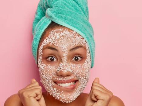 स्क्रबिंग से बचें: बारिश के मौसम में स्किन पहले से ही संवेदनशील होती है. ऐसे में स्क्रब करने से रैशेज़ और रेडनेस हो सकती है.