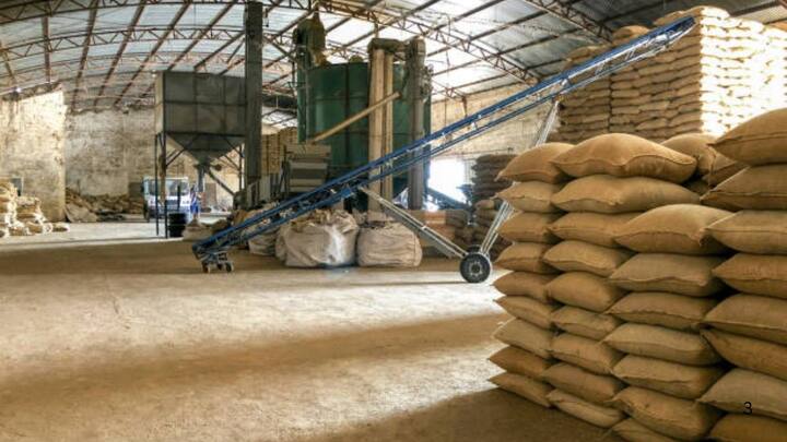 लेकिन अब किसानों को अब जल्दबाजी में अपनी फसल नहीं बेचनी होगी. अगर उन्हें अपनी फसल के सही दाम नहीं मिल रहे होंगे. तो वह उसे सरकारी वेयरहाउस में जमा करवा सकते हैं. जिस तरह आलुओं को कोल्ड स्टोर में जमा करवाया जाता है.