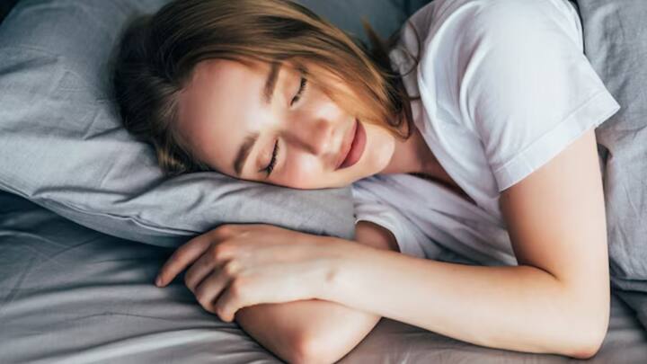 কাজের চাপ, জীবনের হাজারো সমস্যা, দুশ্চিন্তা, সেই সঙ্গে স্ক্রিনটাইম, এসবের জেরে অনিদ্রা গ্রাস করছে সাধারণ মানুষকে। মানসিক স্বাস্থ্য এবং শরীরের উপর অনিদ্রার গুরুতর প্রভাব পড়ছে। টাইপ ২ ডায়বিটিস, স্থূলতা, হৃদরোগ, স্ট্রোক এমনকি ক্যান্সার বাসা বাঁধছে শরীরে।