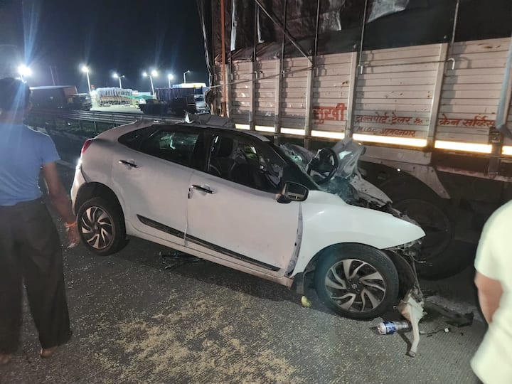 भूषण बळीराम मगर असे मृतक व्यक्तीचे नाव असून ते वाशिम जिल्ह्यातील मानका येथील रहिवासी आहेत. छत्रपती संभाजीनगर येथून आपल्या कारने समृद्धी महामार्गावरून वाशिमकडे जात असताना हा अपघात घडला आहे.