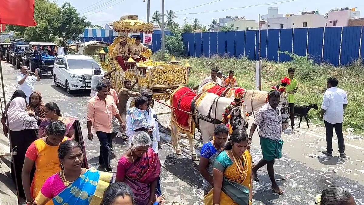 1,008 தட்டுகள் உட்பட சீர்வரிசைகளை குவித்த தாய்மாமன்.. அசந்த ஊர் மக்கள்..!