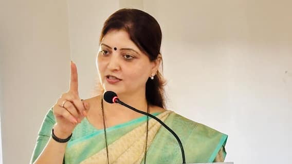 Rupali Chakankar: निवडणुकीनंतर अडगळीत पडलेल्या महिला माझ्याकडून महिला आयोगाच्या अध्यक्षपदाचा राजीनामा मागतायत, रुपाली चाकणकरांचं विरोधकांना प्रत्युत्तर