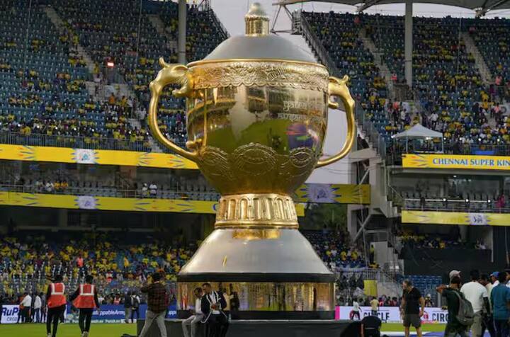 ਇਸ ਆਈਪੀਐਲ ਟਰਾਫੀ ਨੂੰ ਹੋਰ ਸੁੰਦਰ ਬਣਾਉਣ ਲਈ, ਇਸ 'ਤੇ ਸੋਨੇ ਦੀ ਪਰਤ ਲਗਾਈ ਗਈ ਹੈ, ਅਤੇ ਜੇਤੂ ਟੀਮਾਂ ਦੇ ਨਾਮ ਵੀ ਇਸ 'ਤੇ ਉੱਕਰੇ ਹੋਏ ਹਨ।