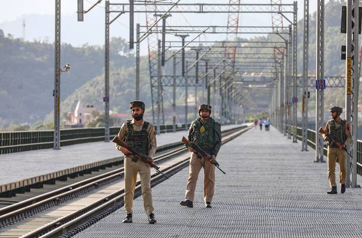 1.31 किलोमीटर लंबे इस पुल को 1,486 करोड़ की लागत से बनाया गया है. चिनाब पुल उधमपुर-श्रीनगर-बारामूला रेल लिंक का हिस्सा है, जो पृथ्वी पर सबसे अधिक भूगर्भीय रूप से जटिल भू-भागों में से एक 272 किलोमीटर लंबी मेगा परियोजना है.