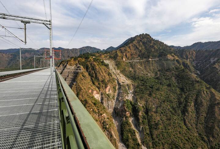 सरकार ने इस परियोजना में 42,000 करोड़ रुपये से अधिक का निवेश किया है. NDTV की रिपोर्ट के मुताबिक इस मार्ग का 90 प्रतिशत से अधिक हिस्सा 943 पुलों और 36 प्रमुख सुरंगों पर बना है, जिसमें T-50 भी शामिल है, जो भारत की सबसे लंबी रेलवे सुरंग है और 12.77 किलोमीटर लंबी है.