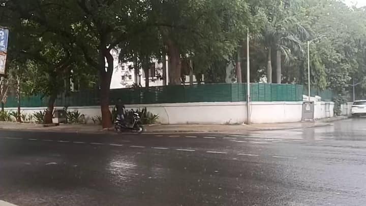 बारिश शुरू होते ही शहर की सड़कों पर वाहनों की गति धीमी हो गई और वातावरण ठंडा हो गया।