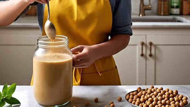 सत्तू चना, जौ, मक्का या बाजरे जैसी चीजों को भूनकर और पीसकर बनाया जाता है और यह सिर्फ ड्रिंक के तौर पर नहीं बल्कि यह कई तरह से इस्तेमाल होता है, जैसे पराठा, लड्डू या पाउडर के रूप में खाना.