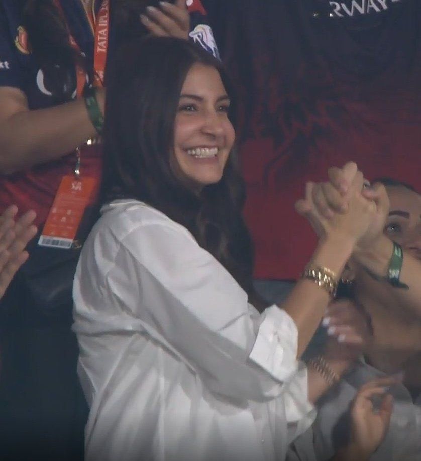  अनुष्का शर्मा को गले लगाकर खूब रोए विराट कोहली, RCB की जीत के बाद तस्वीरें वायरल