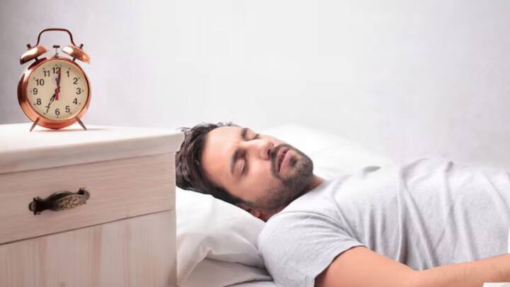 শুধু তাই নয়, আগে যদি ঘুম হয়ে গিয়ে থাকে, সেক্ষেত্রে পরে জাগতে হলেও মেজাজ বিগড়োয় না। শরীরে ভেঙে পড়ে না একেবারে। অনিদ্রার সমস্য়া যেভাবে বাড়ছে, তাতে Sleep Banking-কে অভ্যাসে পরিণত করা অত্যন্ত প্রয়োজন বলে মত চিকিৎসকদের একাংশের।