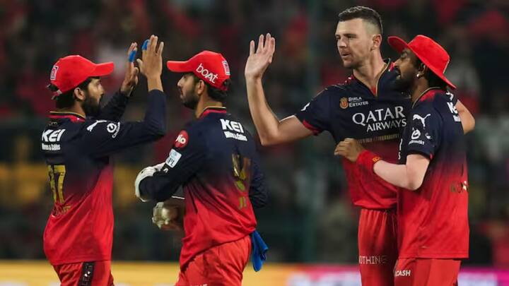 বেশ খানিকটা সময় চোটের জন্য মাঠের বাইরে থাকলেও, কোয়ালিফায়ার ১-এ কিন্তু পঞ্জাব কিংসের বিরুদ্ধে মাঠে ফিরে অনবদ্য পারফর্ম করেছিলেন জশ। শ্রেয়সদের দলের ব্যাটিংয়ে ধস নামিয়ে তিন উইকেট নেন অজ়ি তারকা। তাই ১১ ম্য়াচে ২১ উইকেট নেওয়া হ্যাজেলউডকে গেমচেঞ্জারদের তালিকায় রাখতেই হবে। ছবি- পিটিআই