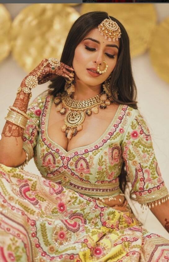 દુલ્હન ડ્રેસમાં ટ્રેડિશનલ ટચમાં જોવા મળી રૂમા શર્મા