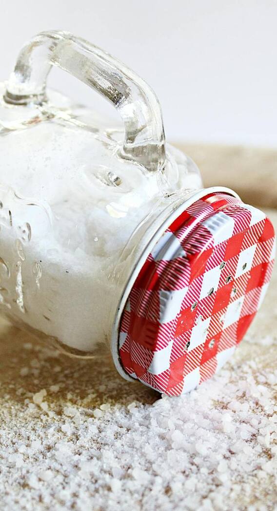 नमक से कैसे साफ कर सकते हैं कपड़े और बर्तन?