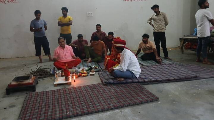 प्रेमिका की जिद के आगे प्रेमी भी झुक गया और उससे शादी के लिए तैयार हो गया. इस प्रेमी के परिवारवाले और प्रशासन भी उसके आगे झुका, जिसके बाद दोनों की गांव के प्राचीन शिव मंदिर में शादी करवाई गई.