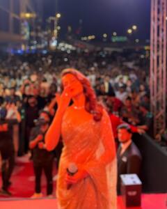 सामंथा रुथ प्रभु ने दुबई में गोल्डन साड़ी पहन लूटी महफिल, तस्वीरें देख फैंस बोले- 'नजरें हटाना मुश्किल'