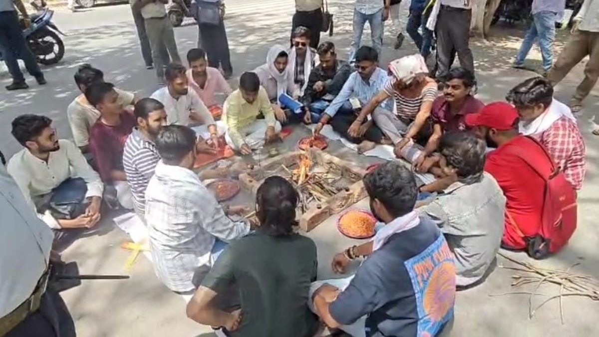 UP: BHU में छात्रों का प्रदर्शन जारी, सुविधाओं को लेकर किया गया ‘बुद्धि शुद्धि यज्ञ’