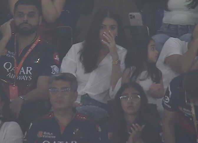  विराट को आउट देख अनुष्का शर्मा शॉक्ड, एक्टर का दावा- 'कोहली ने Punjab Kings की जीत पक्की कर दी