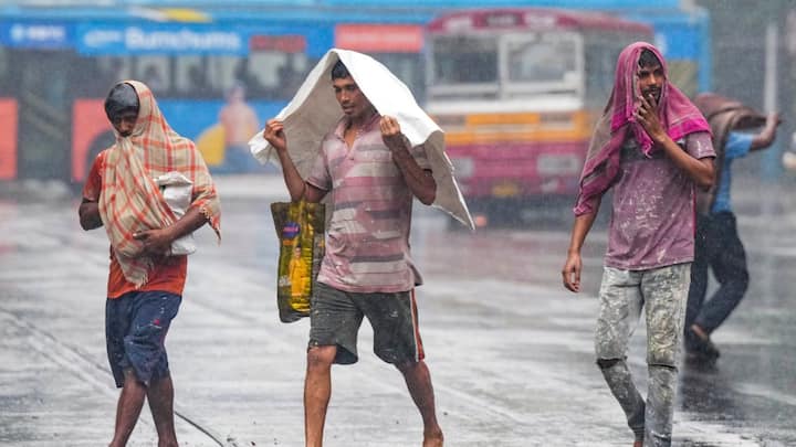 বুধবার মুর্শিদাবাদ, নদিয়া, পুরুলিয়া, বাঁকুড়া, পূর্ব ও পশ্চিম বর্ধমান, উত্তর ও দক্ষিণ ২৪ পরগনায় বিক্ষিপ্তভাবে বৃষ্টি হতে পারে। ৪০ থেকে ৫০ কিলোমিটার বেগে ঝোড়ো হাওয়া ও বজ্রবিদ্যুৎ সহ বৃষ্টির পূর্বাভাস বীরভূম, মুর্শিদাবাদ, নদিয়া জেলায়। দক্ষিণবঙ্গের অন্যান্য জেলায় ৩০ থেকে ৪০ কিলোমিটার বেগে হাওয়া বইতে পারে।
