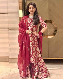 बनारसी शरारा सूट पहनकर घर से निकलीं बॉलीवुड की सबसे अमीर एक्ट्रेस, खूबसूरती के आगे सब हैं फेल