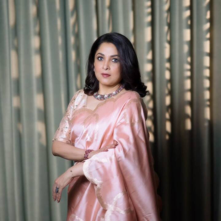 పింక్ శారీలో స్టైలిష్ పిక్స్ షేర్ చేసింది రమ్యకృష్ణ..యంగ్ హీరోయిన్లకి పోటీనిచ్చేలా లుక్ ఉందంటున్నారు నెటిజన్లు