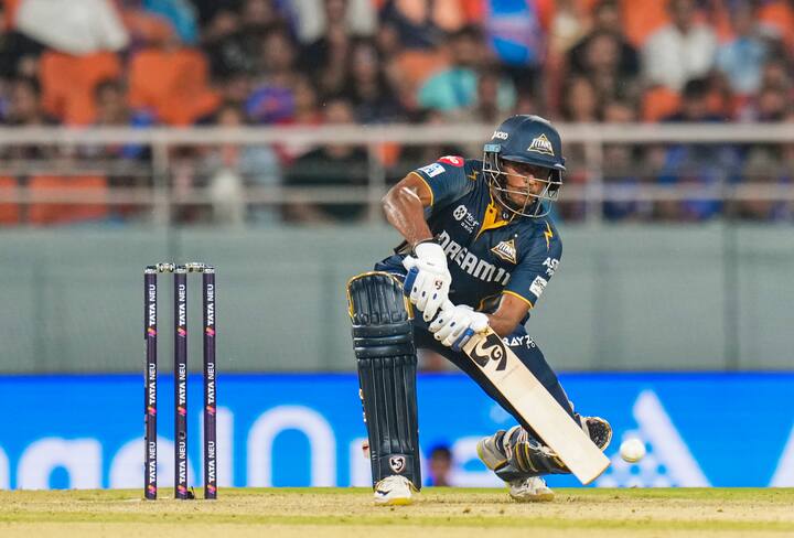 सुदर्शन ने इस साल शानदार बल्लेबाजी की है. सुदर्शन ने 15 मैचों में 54.21 की औसत से 759 रन बनाए हैं. इस दौरान उनका स्ट्राइक रेट 156.17 का रहा है. सुदर्शन को पीछे छोड़ने का मौका सिर्फ विराट कोहली और श्रेयस अय्यर के पास है. लेकिन वो लगभग नामुमकिन है.