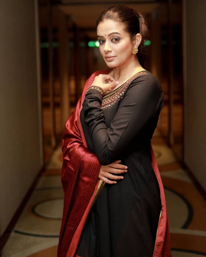 अगर आपने नहीं पहचाना, तो बता दें कि ये कोई और नहीं बल्कि कई साउथ फिल्म के अलावा शाहरुख खान की फिल्म ‘जवान’ में नजर आने वाली एक्ट्रेस प्रियाणणि की. एक्ट्रेस 4 जून को अपना बर्थडे सेलिब्रेट करेंगी. ऐसे में हम आपके लिए उनका एक दिलचस्प किस्सा लाए हैं.