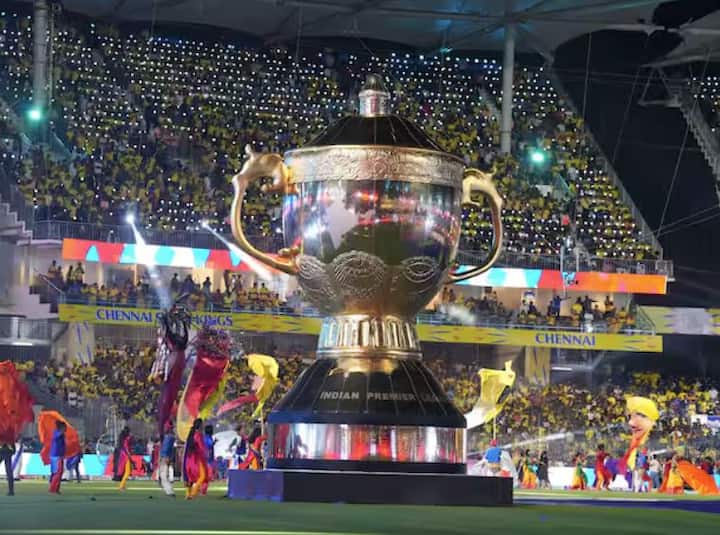 ਅੱਜ ਅਸੀਂ ਤੁਹਾਨੂੰ ਦੱਸਣ ਜਾ ਰਹੇ ਹਾਂ ਕਿ ਆਈਪੀਐਲ ਟਰਾਫੀ 'ਤੇ ਕੀ ਲਿਖਿਆ ਹੈ। ਇਸ ਚਮਕਦਾਰ ਟਰਾਫੀ 'ਤੇ ਸੰਸਕ੍ਰਿਤ ਭਾਸ਼ਾ ਵਿੱਚ ਇੱਕ ਲਾਈਨ ਲਿਖੀ ਗਈ ਹੈ, ਜਿਸ ਬਾਰੇ ਬਹੁਤ ਘੱਟ ਲੋਕ ਜਾਣਦੇ ਹਨ।