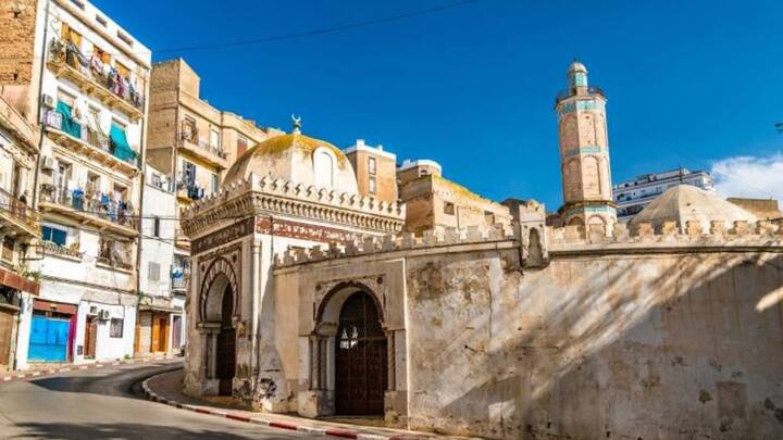 इसके बाद अल्जीरिया को शामिल किया जा सकता है. ग्लोबल फायरपावर के लिहाज से अल्जीरिया इस्लामिक देशों में 7वें नंबर पर आता है, लेकिन दुनिया के 146 देशों में इसकी रैंक 26वीं है. यहां 3.25 लाख एक्टिव सैनिक हैं.