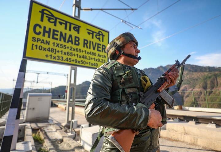 2003 में स्वीकृत इस पुल को पूरा होने में 2 दशकों से भी ज्यादा का वक्त लगा है. समुद्र तल से 359 मीटर की ऊंचाई पर बना ये पुल दुनिया का सबसे ऊंचा रेल ब्रिज है.