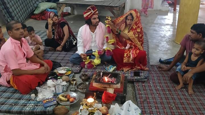 Moradabad News: उत्तर प्रदेश के मुरादाबाद में एक ऐसी प्रेम कहानी सामने आई है जहां प्रेमिका शादी की जिद पर अड़ गई, जिसके बाद उसके आगे प्रेमी को झुकना पड़ा और दोनों ने मंदिर में शादी रचाई.